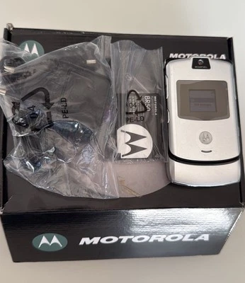 Motorola RAZR V3 Komplett Neu Mit OVP Silber Alles Neu Garantie Händler MwSt NEW - Bild 1 von 4