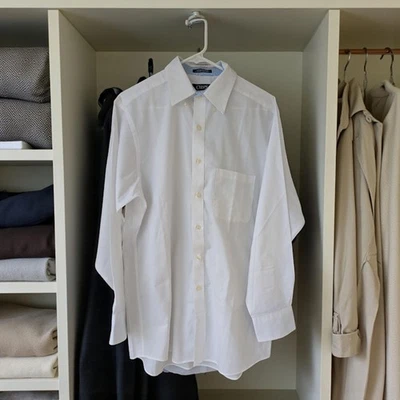 Camisa de vestir blanca de sarga de corte clásico Chaps para hombre talla mediana Foto 1 de 4