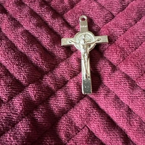 Ein kleiner goldfarbener Kruzifix Kreuz Anhänger - Bild 1 von 5