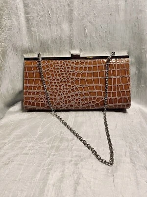 Bolso sin asas BUENO imitación cocodrilo cuerpo duro con cadena plateada de 12” de colección Foto 1 de 4