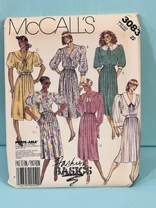 McCall's 3083, Miss Gr. 22 Pull Over Kleid, Fliege, Gürtel, 1987 ungeschnitten Vintage - Bild 1 von 9