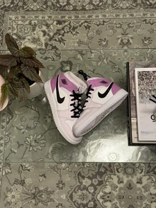 Jordan 1 Mid Barely Grape (GS) EU/38.5 - Bild 1 von 9