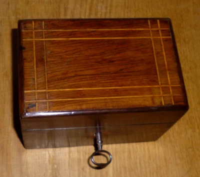 Ancienne tirelire en bois marqueterie, avec sa clé, fin XIXe - déb. XXe - Photo 1/4