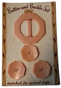 Le Chic Peach Pink Button And Buckle Set On Original Card Matched 3 New VTG 1933 - Picture 1 of 6