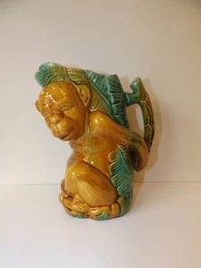 Brocca scimmia maiolica vittoriana con marchio aquilone sotto smaltato e mezzaluna alla base - Foto 1 di 12