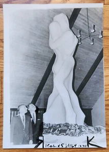 Sugestiva estatua eterna de la juventud causa controversia en Denver CO foto de prensa 1963 - Imagen 1 de 1