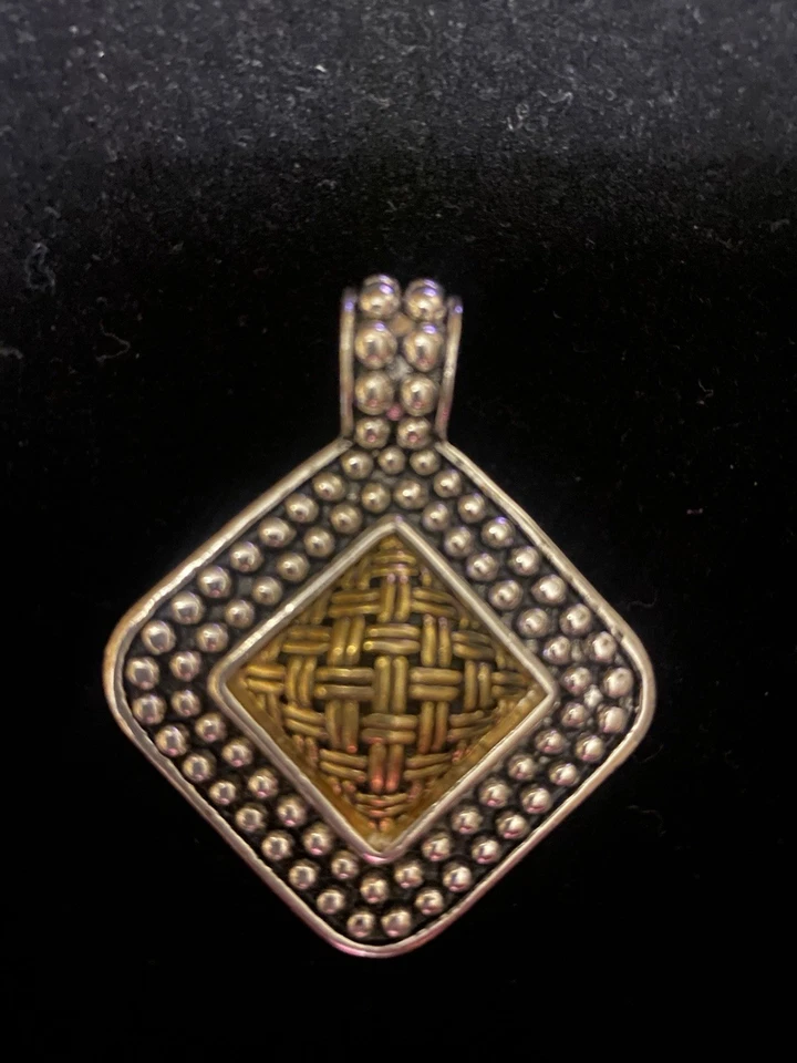 Pingente em forma de M de diamante enfeitado em tom de prata e ouro - Imagem 1 de 4