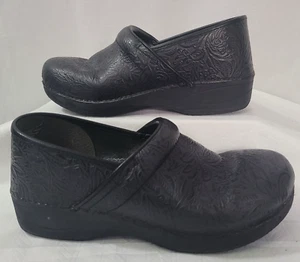 Dansko XP 20 Womens Black Embossed Floral Clogs Size 10.5 - Picture 1 of 4