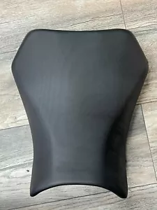 11-20 SUZUKI GSXR600 FRONT DRIVERS SEAT PAD SADDLE PILLION OEM - Picture 1 of 2