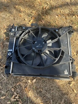 Cadillac SRX 2010-2016 3,0 L RADIADOR CONDENSADOR VENTILADOR DE REFRIGERACIÓN MONTAJE MOTOR FABRICANTE DE EQUIPOS ORIGINALES Foto 1 de 4
