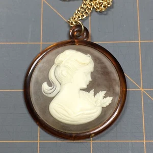 Collana con ciondolo cammeo plastica antica - Foto 1 di 12