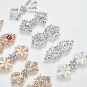 1x Lady Shiny Rhinestone Frog Button Cape Shawl Cloak Clasp Collar Fastener Gift - Picture 1 of 15