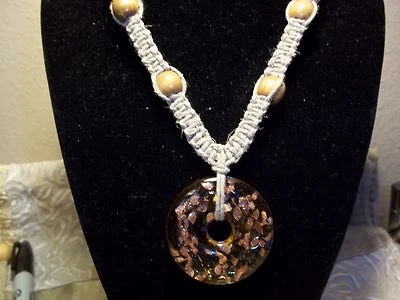 Collar HECHO A MANO 18 pulgadas CÁÑAMO con colgante DONUT VIDRIO COLOR MARRÓN Y COBRE H-120 Foto 1 de 3