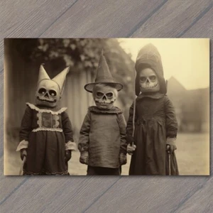 POSTAL Extraño Espeluznante Antigua Moda Ambiente Niños Máscaras Halloween Sombreros Inusuales H - Imagen 1 de 1