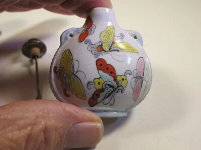 Botella de tabaco de porcelana china vintage decorada con mariposas de colores Foto 1 de 4