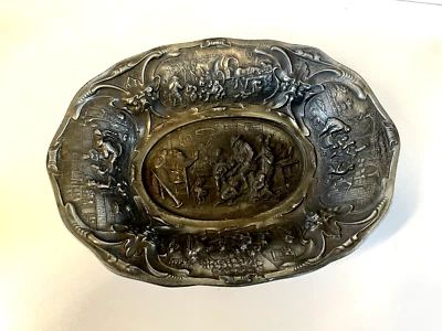 CENTROTAVOLA OVALE BASSORILIEVO Collection D'Art SCENE CONVIVIALI PELTRO ETAIN - Immagine 1 di 4