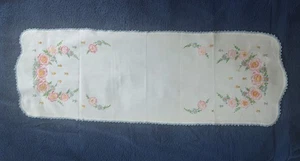 VINTAGE DRESSER SCARF ~ EMBROIDERED FLOWERS ~ CROCHET EDGE - Picture 1 of 2