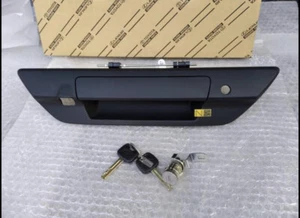 GENUINE STANDARD TAILGATE HANDLE CAMERA HOLE WITH KEY TOYOTA HILUX REVO2016-2024 - Picture 1 of 7