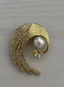 Schöne neue Brosche Anstecknadel mit Kunstperlen und Strass Sternschnuppe goldfarben S-53 - Bild 1 von 2