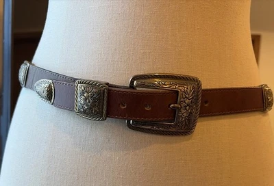 Cinturón de cuero Brighton ceja negra con hebilla de latón grabado floral - talla pequeña Foto 1 de 4