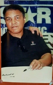 MUHAMMAD ALI AUTOGRAPHED 16 1/2 X 91/2 RARE COLOR PHOTO -GUARANTEED TO PASS - Picture 1 of 2