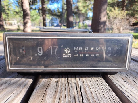 Vintage 1984 General Electric Flip Clock Radio Alarm Clock 7-4305F Works Well Cover