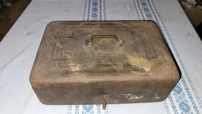 ancien petit coffre fort   en métal acier vintage art déco avec clé à nettoyer - Photo 1/4