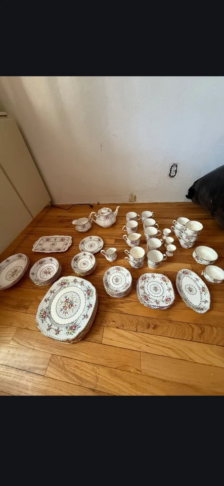 Juego Royal Albert Bone China Inglaterra.  incluye platos, cuencos, tetera. tazas, sau Foto 1 de 2