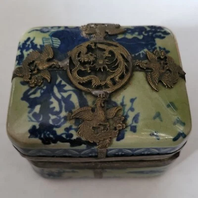 Antigua baratija china de porcelana azul y verde con superposición de metal Foto 1 de 4