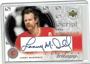 LANNY McDONALD 2003 TRILOGÍA CUBIERTA SUPERIOR GUIÓN TRES AUTÓGRAFOS CERTIFICADOS ~ CORTE - Imagen 1 de 1