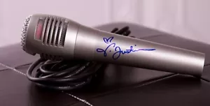 GFA sexy cantante latina * VICTORIA JUSTICE * microfono nuovo firmato AD1 COA - Foto 1 di 1