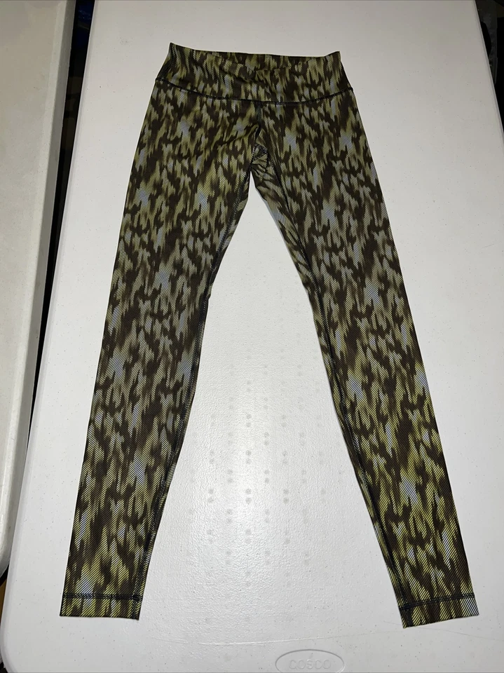 Lululemon Athletica 紧身裤黄色 Capri 迷彩网眼弹力运动服 6 码 — 第 1/4 张图片