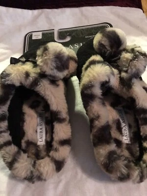 Zapatillas de felpa Laura Ashley para damas con espuma de memoria negras y leopardo con pompones talla S Foto 1 de 4