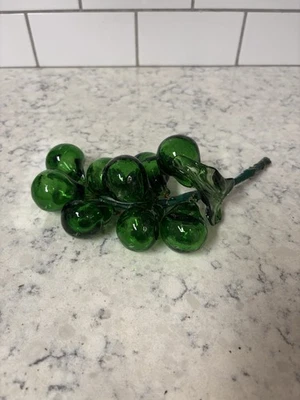 Aglomerado de uvas de vidro verde soprado à mão vintage com uma haste torcida. - Imagem 1 de 4