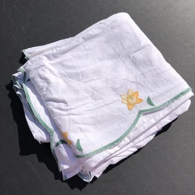 Colcha blanca con apliques de flores amarillas elegancia imperial 88,5" x 104" vintage Foto 1 de 4