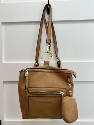 Cartera Steve Madden Back Pack color tostado con detalles dorados.  Foto 1 de 4