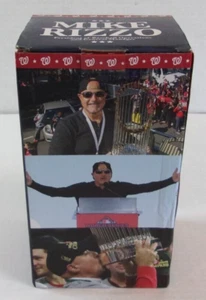 Nuovo Mike Rizzo Bobblehead Washington Nationals SGA 14/06/24 World Series Podium - Foto 1 di 2