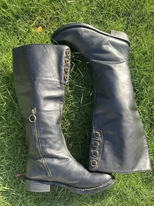 BCBG Maxazria schwarze Lederstiefel mit Knöpfen 9B - Bild 1 von 12