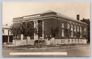 Lyons Kansas KS Methodist Episcopal Church RPPC Echtfoto ca. 1926-1940er Postkarte - Bild 1 von 2