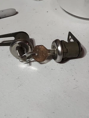 1960 - 1969 Chevrolet Oldsmobile Pontiac conjunto de cilindros de trava de porta com 2 chaves NOS GM - Imagem 1 de 4