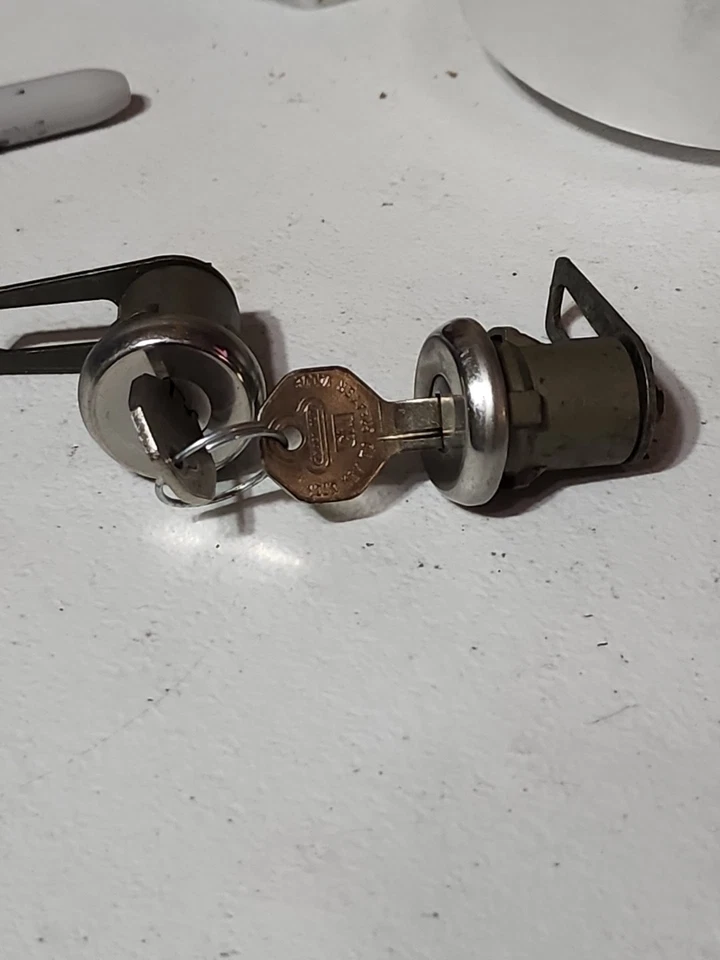 Chevrolet Oldsmobile Pontiac 1960-1969 juego de cilindros de cerradura de puerta con 2 llaves nuevo de lote original GM Foto 1 de 4