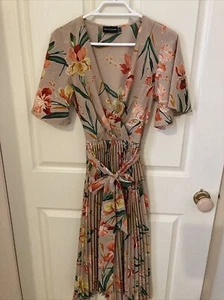 Women’s Floral Pretty Little Thing Dress Size 6 With Pleated Bottom BRAND NEW - Picture 1 of 8