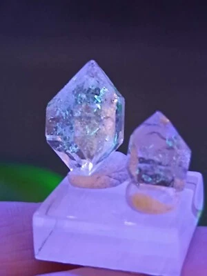 Top !  Lot de 5 quartz diamant biterminés avec inclusion de pétrole fluorescent - Photo 1/4