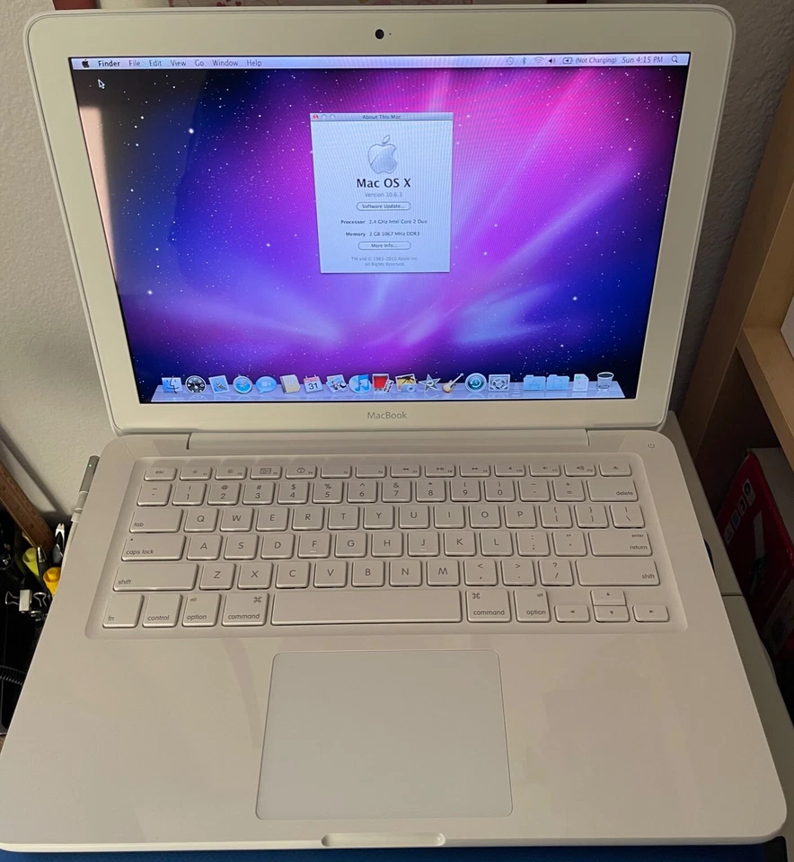 Usado Apple Macbook 2009 Blanco 13" Intel 2.4GHZ Core 2 Dúo 2GB RAM 250GB HDD - Imagen 1 de 4