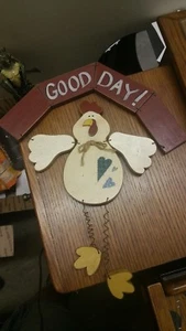 HANDGEMACHTES MASSIVHOLZ VOLKSKUNST LAND HÄNGEND GUTEN TAG HUHN 13" X 17" SCHILD - Bild 1 von 2