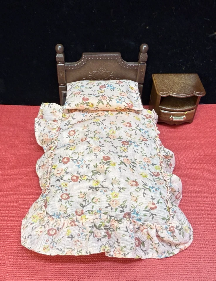 ❤ Sylvanian Families ❤ Classic Antique Bed & Dark Wood Side Table Foto 1 de 4