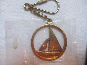 Vtg Harrahs Casino Marina Solid Brass Sailboat Keychain Key Ring Souvenir NEW - Foto 1 di 7