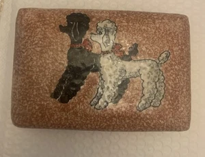 "Bonita caja de baratija de cerámica pintada a mano Italia caniche caniches cachorro 5-3/4"" x 4""" - Imagen 1 de 4