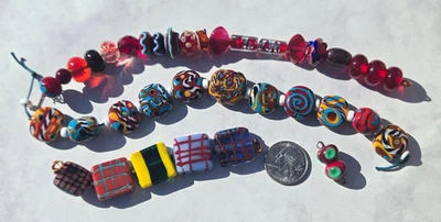 Paquete de cuentas de murano rojo y multicolor vintage - patrones audaces y vidrio artesanal Foto 1 de 4