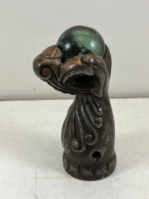 Pie de garra de bola de hierro fundido y vidrio antiguo único. Foto 1 de 4